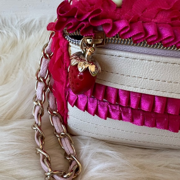 Betsy Johnson  Adorable Cake Cluth Hand Bag - Picture 2 of 8